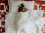 Frau krank im Bett
