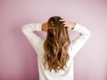 Frau mit langen Haaren