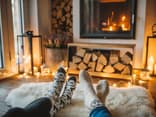 Hygge: Gemütlich vor dem Kamin