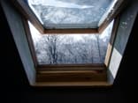 Weit geöffnetes Fenster im Winter