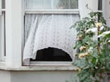 weit geöffnetes Fenster