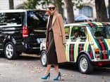 Frau in Camel Coat