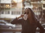 Frau verkatert mit Sonnenbrille
