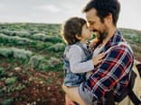 Vater mit Sohn auf dem Arm