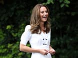 Herzogin Kate im weißen Sommerkleid