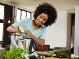 Frau kocht mit Thermomix