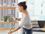 Frau saugt die Wohnung