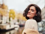 Frau mit Scandi-Bob-Haarschnitt