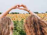 Frauen vor Sonnenblumen