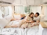 Familie im Wohnwagen