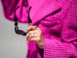 Frauenhand mit goldenen Ringen