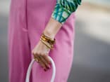 Frauenarm mit goldenen Armbändern