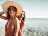 Junge Frauen am Strand
