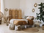 Zimmer mit Rattan-Deko