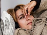 Frau mit Erkältung und Schnupfen.