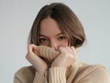 Frau mit Wollpullover