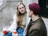 Frau und Mann sprechen