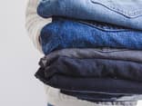 Jeans waschen Jeans in der Hand