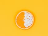 Orange mit Vitamintabletten