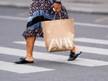 Frau trägt Zara Shoppingtüte