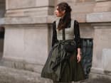 Frau trägt Dirndl im Streetstyle