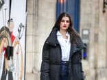 Frau trägt Daunenjacke 