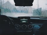 Auto mit feuchter Windschutzscheibe Auto mit feuchter Windschutzscheibe