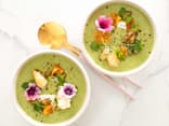 Zwei Schüsseln mit Rosenkohl-Suppe