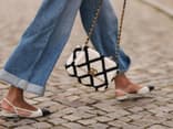 Frau trägt Ballerinas von Chanel