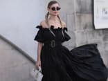 Frau mit schulterfreiem Kleid
