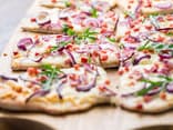Schüttelpizza mit Käse, Speck und Zwiebeln