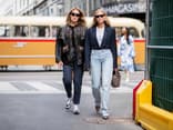 Zwei Frauen in Jeans