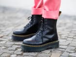 Frau trägt Dr. Martens im Streetstyle