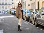 Frau im Streetstyle mit Blazer, Hose und Stiefeln