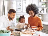 Familie kocht zusammen