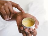 Frau mit Handcreme