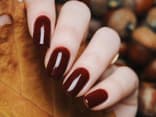Dunkelbraune "Conker Nails".