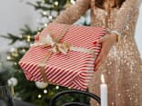 Frau überreicht Weihnachtsgeschenk