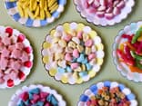 Kalorienarme Süßigkeiten auf bunten Tellern