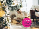 Frau mit Weihnachtsbuch