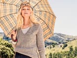 Frau trägt Pullover mit V-Ausschnitt 