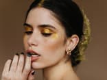 Frau mit goldenem Glitzer-Lidschatten
