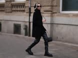 Frau in Overknee-Stiefeln