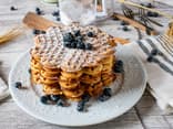 Waffeln ohne Mehl mit Blaubeeren und Puderzucker