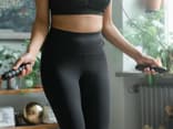 Frau will Abnehmen mit Seilspringen