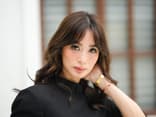Frau als Beispiel für Curtain Bangs Frisuren