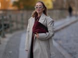 Frau mit roter Handtasche