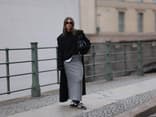 Frau trägt grauen Strickrock
