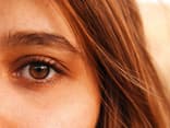 Frau mit langen Wimpern