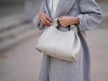 Frau trägt Tasche von Polène im Streetstyle.